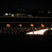 臼杵市の「うすき竹宵」、竹田市の「たけた竹灯籠 竹楽」と並び、「大分三大竹灯り」の一つとして大分県の秋の風物詩となっています。