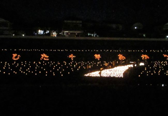 臼杵市の「うすき竹宵」、竹田市の「たけた竹灯籠 竹楽」と並び、「大分三大竹灯り」の一つとして大分県の秋の風物詩となっています。