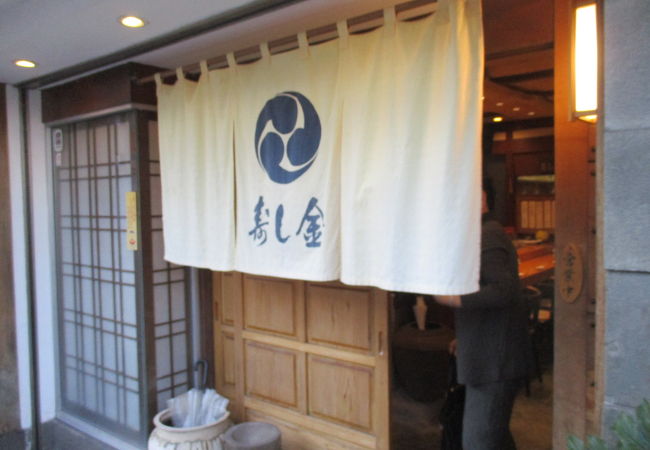 日田のご当地グルメ、日田発祥のたか菜巻きをメインにしたひたん寿司と新鮮な魚を使った海ん寿司を食べました。