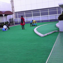 空を見て一息つける屋上広場なんかもあります