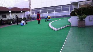 美術画廊や屋上広場など買い物以外でも見どころあり