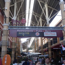 ショッピングセンター内の中央の通り