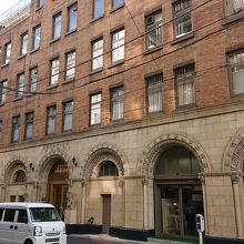 オフィスビルには見えない