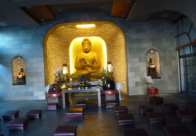 青泉街にあるお寺と学校が一緒になった感じの所で、中央に鎮座された仏様は、気品のある立派なお顔をされていました。