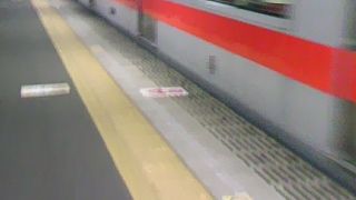 山電直通特急の赤と黄色