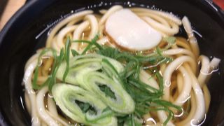 尼崎構内の麺家、たぬきうどん？が250円