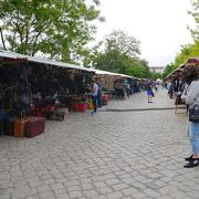 巨大な公園でのフリーマーケット