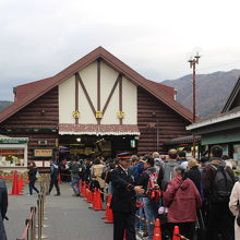 ケーブルカー待ちの長い行列