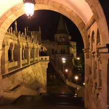 ライトアップされた砦はあたたかみのある雰囲気