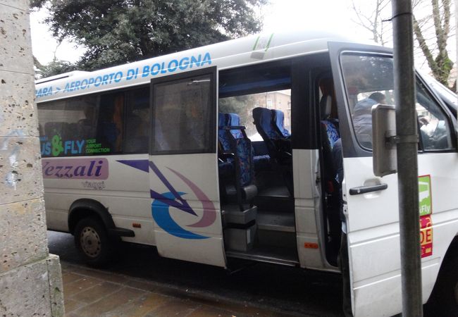 フェラーラとボローニャ空港の直行バス