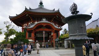 朱塗りの美しい八角円堂