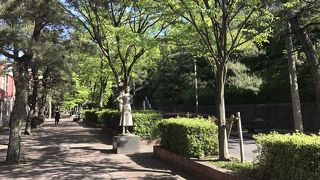 銅像が点々としている