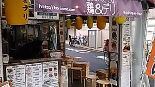 (鶏＆デリー)芸能人や有名人いっぱい訪れているようで、店内には色紙が飾られています。