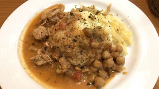 瀬戸内産レモンのチキンカレーを食べ