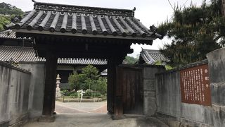 お堂の屋根が立派