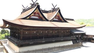 立派な本殿と拝殿