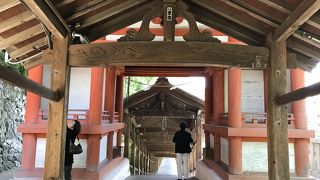 回廊の途中にある門