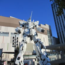 ユニコーンガンダム立像