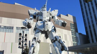 ユニコーンガンダム立像