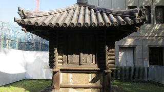 校倉造の小さな建物です