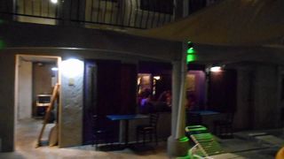 プールサイドのワインバー