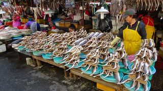 露店の魚が面白い（新東亜市場？）