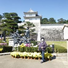 二本松城と少年隊像