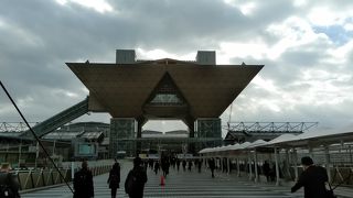 巨大な展示場です。一番端までは10分以上