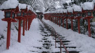 積雪時の参拝は防水性のある靴が必要