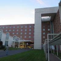 空港から建物内を歩いてきますが、建物にはいったん外へ出ます