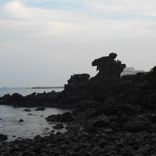 龍の頭に見えると言われる岩。