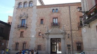 ビリャ広場の南面にあります。