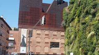 プラド通りに面しています。