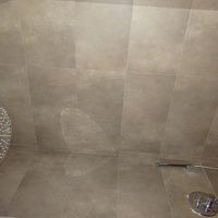 シャワールームはバスタブと別になっているので利用しやすい。