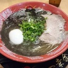 見た目よりあっさりしている黒ラーメン