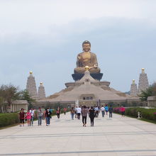 佛陀紀念館：仏様はまだまだ先です。とにかく雄大です。