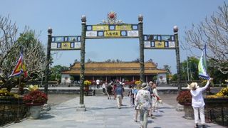 正面に建つ大和殿です