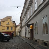 小道を入ったところにあるホテル