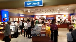 空港内の老舗百貨店ショップ