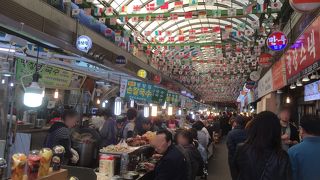 屋台が通りの真ん中を占拠