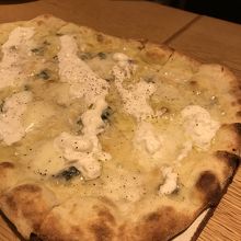 クアトロフォルマッジpizza