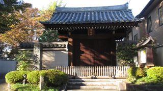 通行は出来ませんが、立派な山門があります。