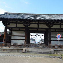 これが転害門の全景です。