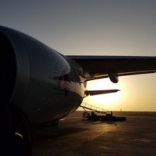 飛行機と朝焼け