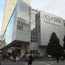 線路上に建設された建物としては、おそらく日本一の規模だろう。