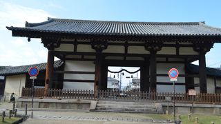古式床しい東大寺の門