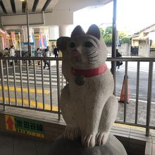 招き猫が駅前でお迎えしてくれます