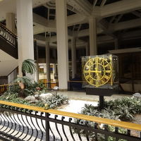 吹き抜け部のあるロビー