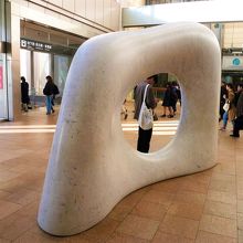 南口の白い大きなオブジェ By Ud Bf 札幌駅南口オブジェ 妙夢のクチコミ フォートラベル