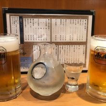 まずは飲み物、生ビールと冷酒の浦霞
